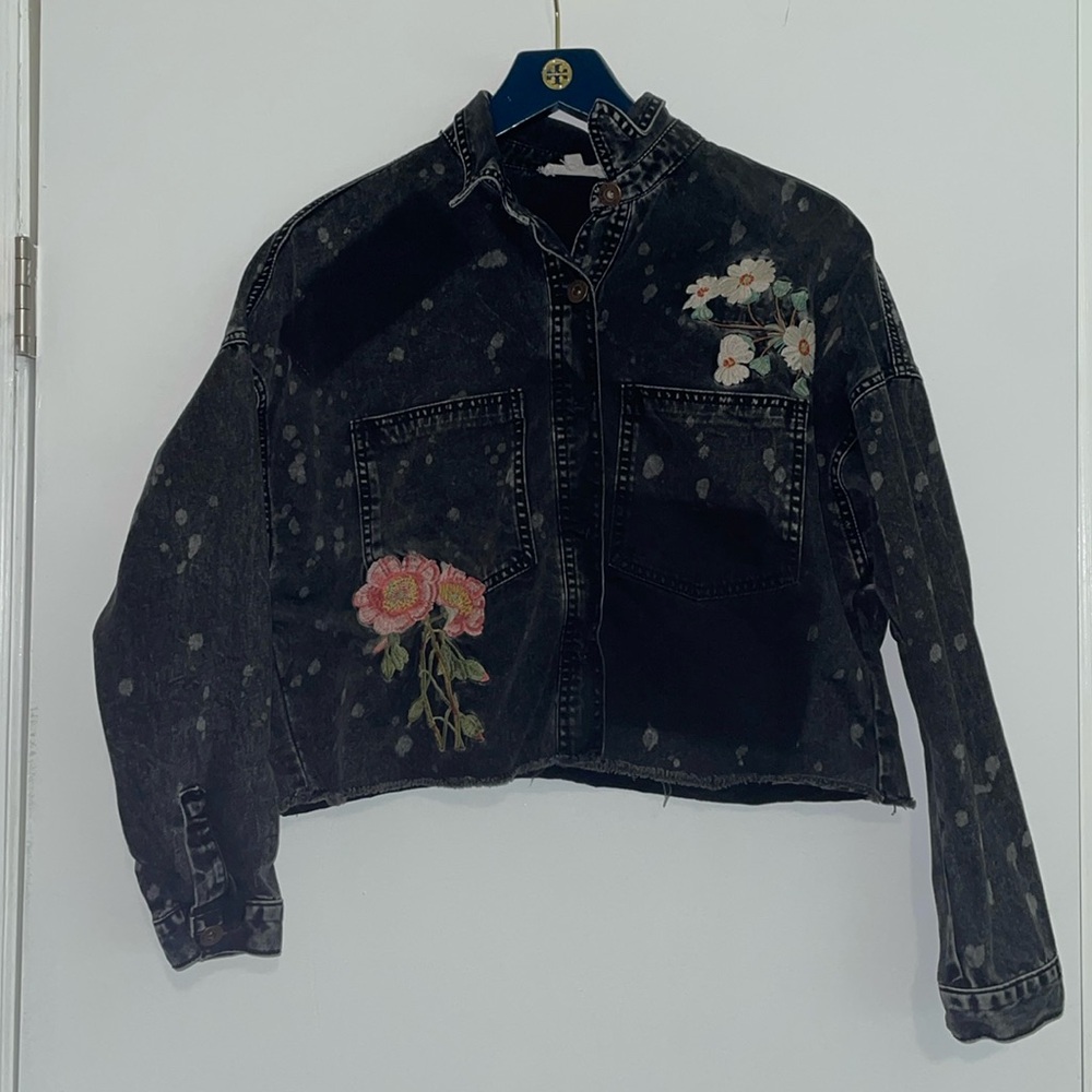 Cropped Jean jacket with detail